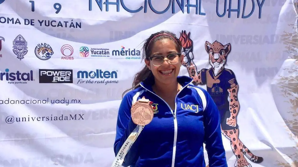 Jennifer Herrera presume su medalla en la UN 2019